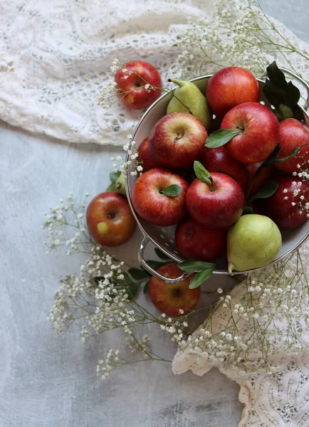 Naturaleza Muerta Con Hermosas Manzanas Rojas Sobre Una Mesa Jugosa — Foto de Stock