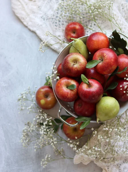 Błyszczące Czerwone Jabłka Białym Colandrze Zamknij Zdjęcie Organicznych Owoców Stole — Zdjęcie stockowe