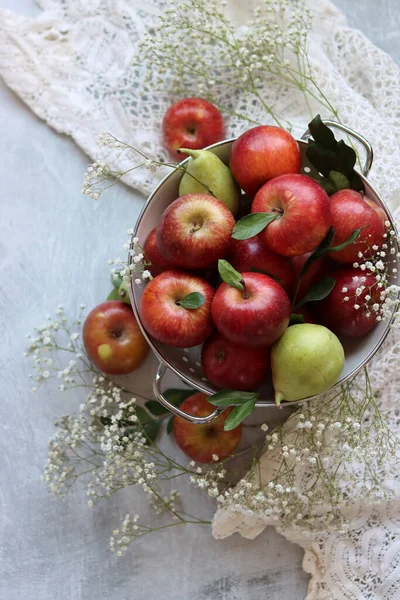 Organiczne Gruszki Jabłka Białym Metalowym Kolandrze Zamknij Zdjęcie Sezonowych Owoców — Zdjęcie stockowe