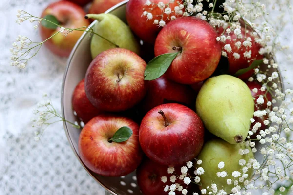 Still Life Beautiful Red Apples Table Juicy Summer Fruit Close — Stock Photo, Image