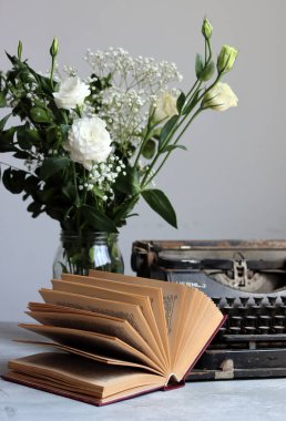 Masadaki eski tip daktilo makinesi. Retro nesnelerle yaşam. 