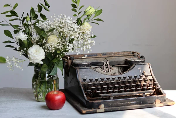 Still Life Retro Objects Desk Vintage Typewriter Red Apple White — Stock Photo, Image