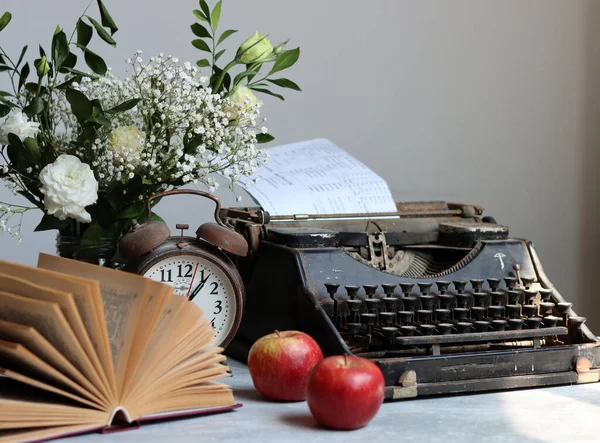 Oldtimer Schreibmaschine Auf Einem Schreibtisch Stillleben Mit Retro Objekten — Stockfoto