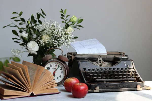 Still Life Retro Objects Desk Vintage Typewriter Red Apple White — Stock Photo, Image