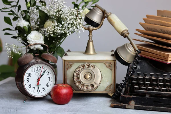 Vintage Phone Rusty Alarm Clock Red Apple Gypsophila Flowers Desk — Stock Photo, Image