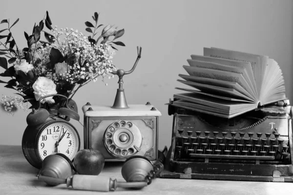 机の上に古い開いている本とまだ生活 レトロなスタイルの写真 テーブルの上のヴィンテージオブジェクト — ストック写真