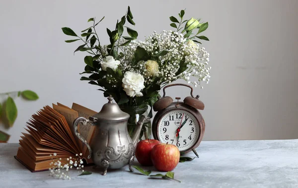 Retro Objects Desk Still Life Photo Vintage Clock Phone Flowers — Stock Photo, Image