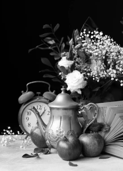 Retro Objects Desk Still Life Photo Vintage Clock Phone Flowers — Stock Photo, Image