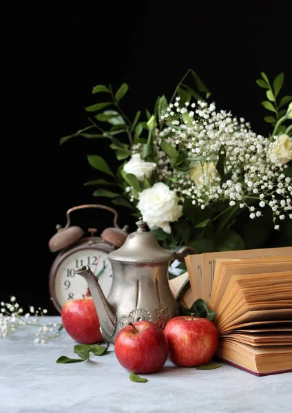 Stillleben Mit Schönen Roten Äpfeln Auf Einem Tisch Saftige Sommerfrüchte — Stockfoto