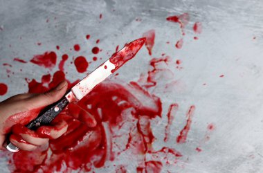 Fotokopi çekilen kanlı arka planda El Bıçağı. Cinayet Masası Aile İçi Şiddet Konsepti. Kanlı bir el kanlı bir bıçak tutuyor.. 