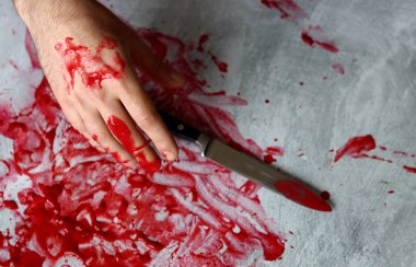 Fotokopi çekilen kanlı arka planda El Bıçağı. Cinayet Masası Aile İçi Şiddet Konsepti. Kanlı bir el kanlı bir bıçak tutuyor.. 