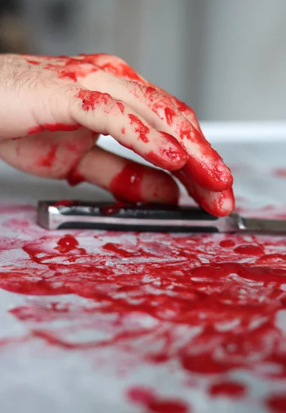 Cuchillo Mano Sobre Fondo Desordenado Sangriento Con Espacio Copia Abuso — Foto de Stock