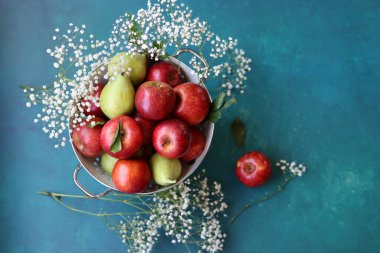 Masadaki taze kırmızı elmalarla hayat dolu renkler. Sağlıklı beslenme konsepti. Organik mevsimlik meyveler yakın çekim fotoğrafı. 