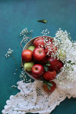 Kevaşede kırmızı organik elmalar. Kopya alanı olan mavi desenli arkaplan. Güzel mevsimlik meyveler, yakın plan fotoğraf. Taze konsept yemek. 