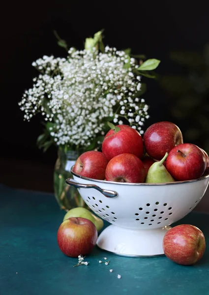 Manzanas Rojas Sobre Fondo Negro Colores Vibrantes Fruta Fresca Temporada — Foto de Stock