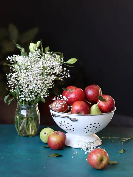 Flores Brancas Maçãs Vermelhas Fundo Preto Natureza Morta Com Fruto — Fotografia de Stock