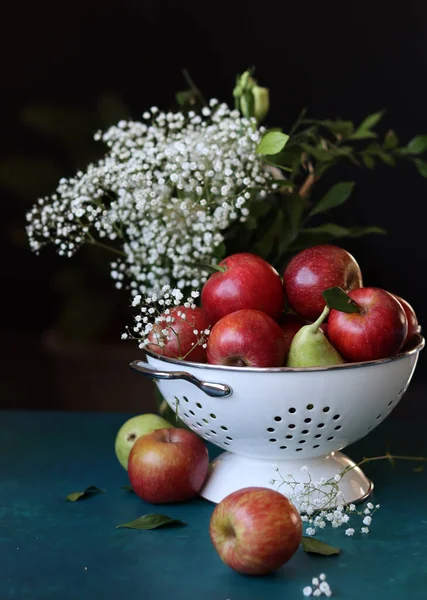 Weiße Blumen Und Rote Äpfel Vor Schwarzem Hintergrund Stillleben Mit — Stockfoto