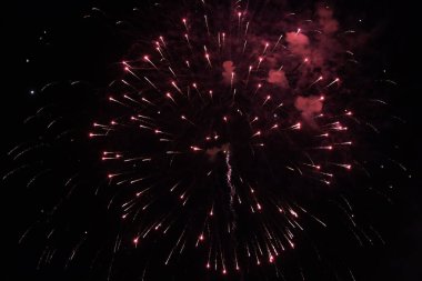 Gece gökyüzünde havai fişekler, yakın plan, kopyalama alanı olan soyut arkaplan