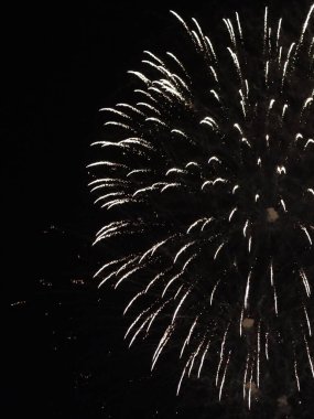 Gece gökyüzünde havai fişekler, yakın plan, kopyalama alanı olan soyut arkaplan