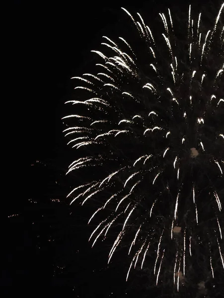 Gece gökyüzünde havai fişekler, yakın plan, kopyalama alanı olan soyut arkaplan