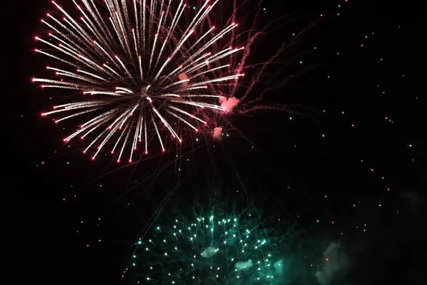 Farbenfrohes Feuerwerk Verschiedenen Farben Über Dem Nachthimmel Fest Und Jubiläumskonzept — Stockfoto