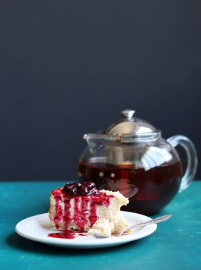 Masada kiraz reçelli cheesecake. Tatlı pastanın fotoğrafını kapat.