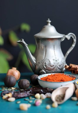 Fotokopi alanı olan turkuaz bir arka planda farklı Hint baharatlarıyla dolu bir hayat. Mavi arka planda baharatlar ve bitkiler. Yemek ve yemek malzemeleri.. 