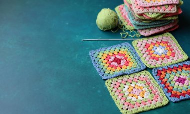 El yapımı, nakış desenli çok renkli kareler.