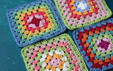 El yapımı, nakış desenli çok renkli kareler.