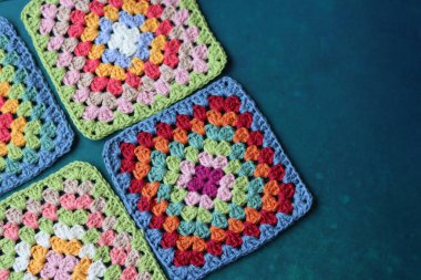 El yapımı, nakış desenli çok renkli kareler.