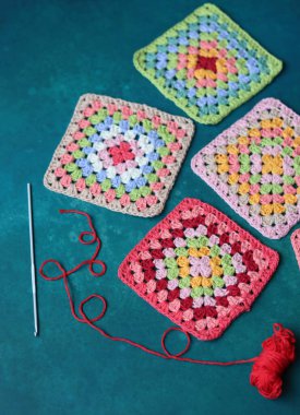 El yapımı, nakış desenli çok renkli kareler.