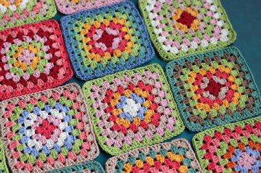 El yapımı, nakış desenli çok renkli kareler.