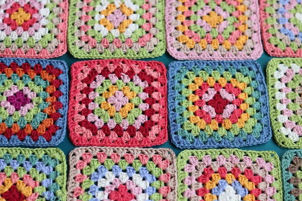 Carrés Multicolores Crochetés Main Avec Motifs Broderie Photos De Stock Libres De Droits