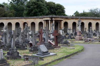 Eski bir mezarlıkta yaz günü. Antika mezar taşları fotoğrafı kapatır. Huzurlu bir manzara. 