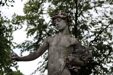 Londra 'daki Brompton mezarlığı. Yazın eski bir mezarlığın resimli fotoğrafı. Huzurlu bir manzara. 