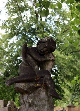 Eski heykelin yakın fotoğrafını çek.