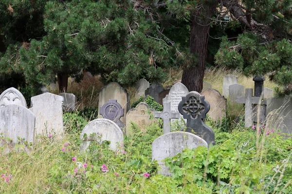 Día Verano Viejo Cementerio Lápidas Antiguas Cerca Foto Paisajes Tranquilos — Foto de Stock