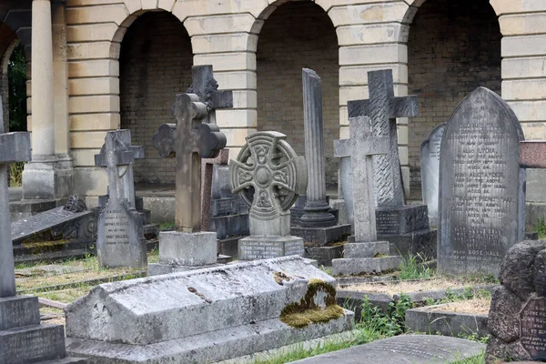 Dia Verão Velho Cemitério Lápides Antigas Fecham Foto Cenário Tranquilo — Fotografia de Stock