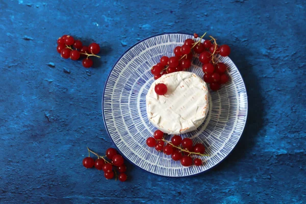 Queijo Brie Francês Com Groselha Vermelha Uma Placa Cerâmica Azul — Fotografia de Stock