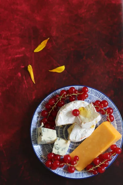Bodegón Con Diferentes Tipos Queso Cheddar Brie Queso Azul Grosellas — Foto de Stock