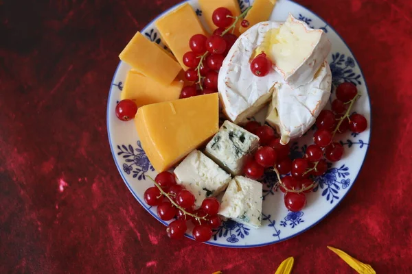 Bodegón Con Diferentes Tipos Queso Cheddar Brie Queso Azul Grosellas — Foto de Stock