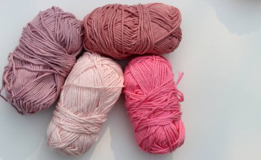 Pembe ve mor iplik demetleri yakın plan fotoğraf. Masadaki yumuşak organik pamuk. 