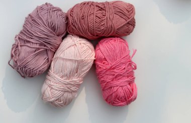 Pembe ve mor iplik demetleri yakın plan fotoğraf. Masadaki yumuşak organik pamuk. 