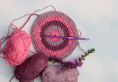 Pembe tığ işi. Organik pembe iplikten yapılmış el yapımı bir süs. Kopyalama alanı olan beyaz arkaplan. Hobi konsepti. 