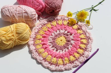 Pembe tığ işi. Organik pembe iplikten yapılmış el yapımı bir süs. Kopyalama alanı olan beyaz arkaplan. Hobi konsepti. 