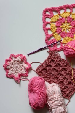 Sarı ve pembe tığ işi. Paskalya tığ işi fikirleri. Yumuşak pamuklu iplik yakın plan fotoğraf. Metin için boşluk olan beyaz arkaplan. 