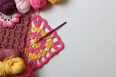 Beyaz arkaplanda farklı örülmüş elementler ve kopyalama alanı. El yapımı ev dekorasyonu. Güzel pembe ve sarı pamuk yumakları. Sanat ve zanaat konsepti. 