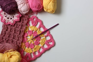 Bahar tığ işi fikirleri. Yumuşak pembe pamuktan yapılmış güzel bir desen. Paskalya tebrik kartı. El yapımı hediye konsepti. 