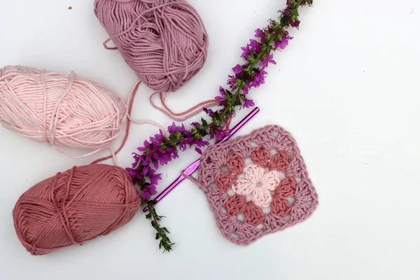분홍색 Crocheted 할머니 분홍색 그늘의 연약한 공간을 크로셰트 — 스톡 사진
