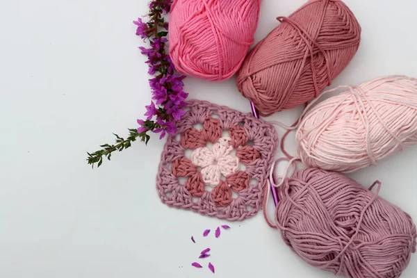 Pink Crocheted Granny Square Soft Cotton Yarn Balls Dengan Nuansa — Stok Foto